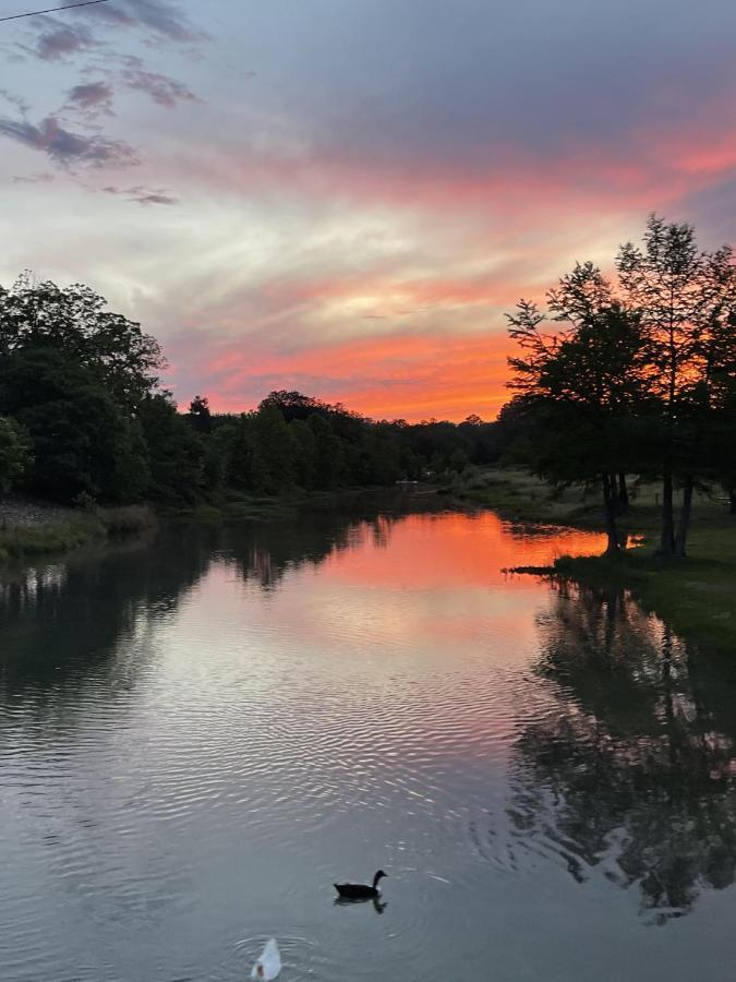 Htr Tx Hill Country Campground Kerrville Buitenkant foto